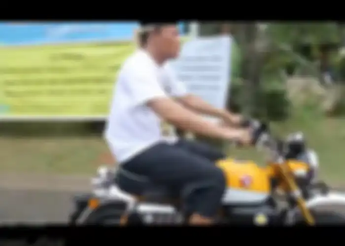Aksi Sule Di Atas Honda Monkey 125