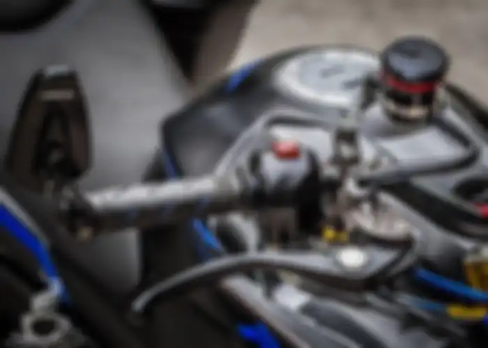 Modifikasi Motor Yamaha Vixion, Master Rem Moge CBR600RR dikawinkan tabung oli rem AEM berbahan titanium