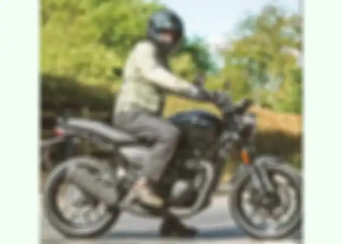 Gaya berkendara diatas Triumph 250 cc, motor baru kolaborasi dengan Bajaj segera meluncur?