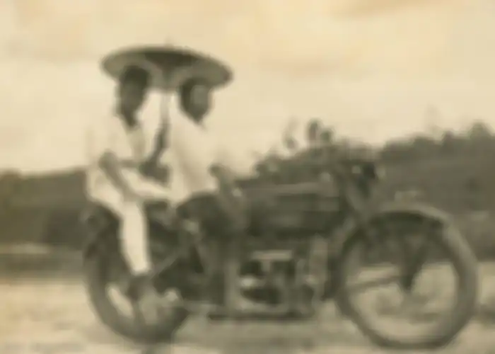 Foto pasangan bareng motor Henderson DeLuxe tahun 1920-an.