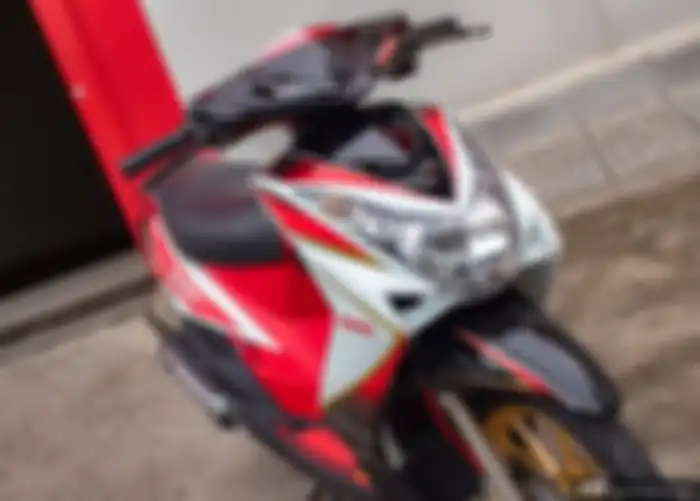Seluruh bagian bodi dilebur warna merah, putih, dan hitam bikin Yamaha Mio Soul ini tampil segar.