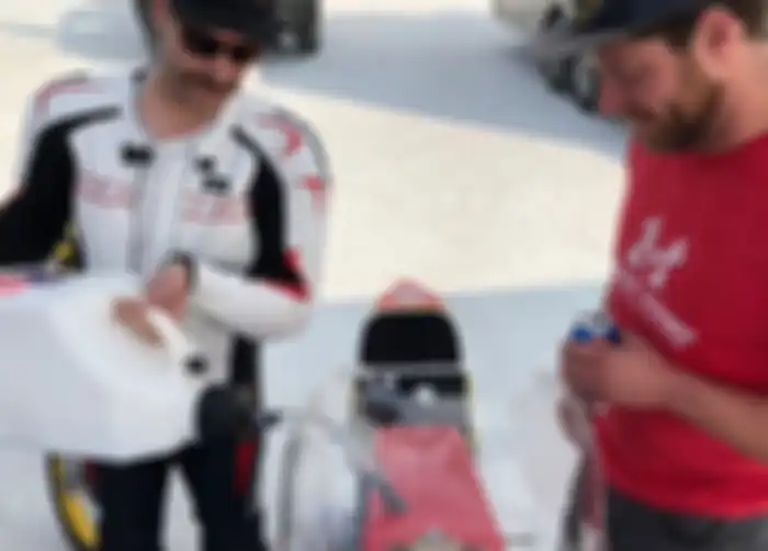 Ryan Montgomery (kiri) mengisi vodka pada Yamah XS650