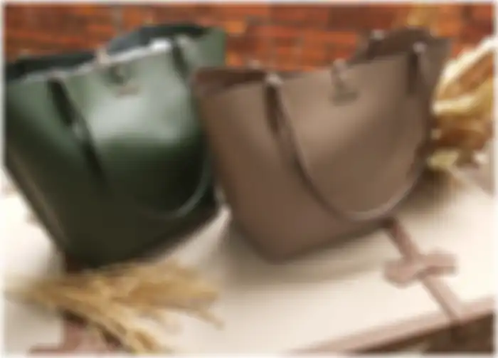 Ada juga model tote bag Guess yang muat banyak barang dan punya desain yang simpel tapi elegan.