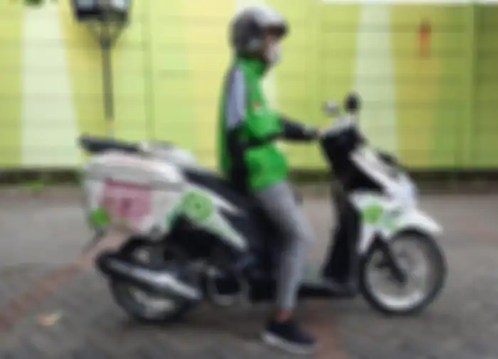 Bro Eko saat bekerja sebagai driver ojek online Gojek menggunakan motor Honda Vario 125.