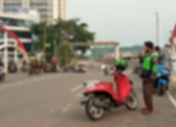Akses jalan tikus menuju ke arah Cengkareng diblokir warga, pemotor akhirnya kembali ke arah Kalideres dan Tangerang