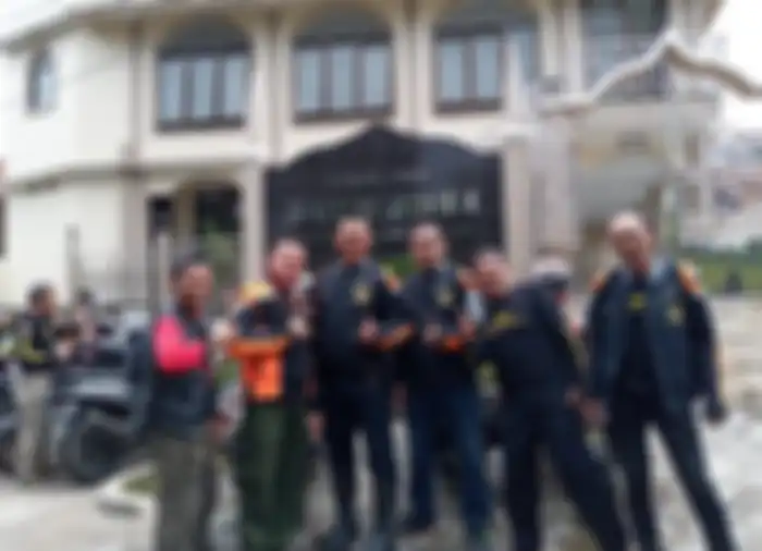 URC menyempatkan untuk sholat Jumat di Masjid Baitur Rohim.