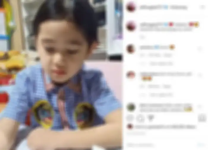 Rafathar kenakan kemeja kotak-kotak biru bergambar monyet yang harganya fantastis