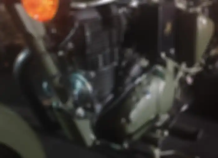 Kalau dilihat dari teknologi mesin, enggak ada perbedaan di generasi Classic 500 sebelumnya, namun makin garang dengan warna hitam doff menutupi sekujur engine.