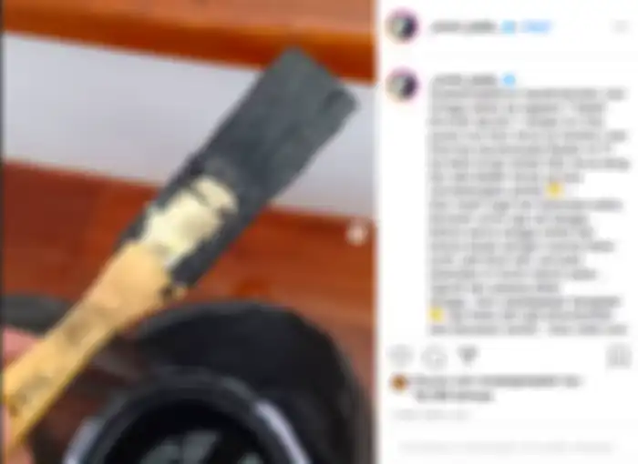Umi Pipik ngecat tangga rumahnya seorang diri