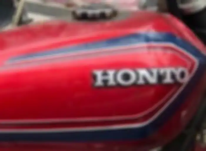 Emblem Honda mendadak diubah jadi Honto oleh pemiliknya.