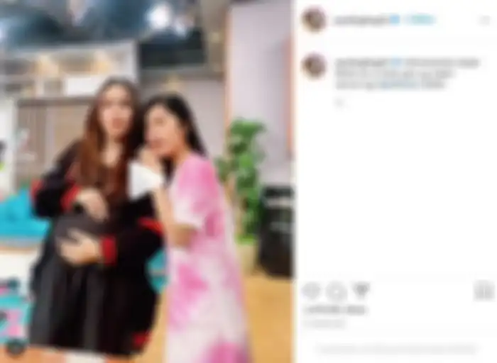 Ayu terlihat dengan perut buncit