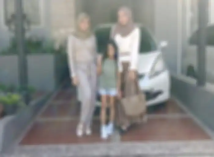 Halaman depan rumah Charly Van Houten