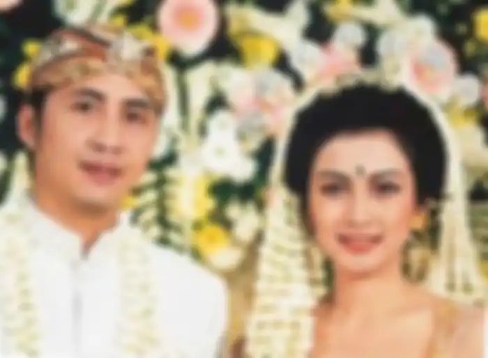 Potret pernikahan Desy Ratnasari dengan suami pertamanya, Trenady Pramudya.