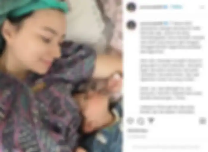 Asmirandah dilarikan ke rumah sakit karena alami keguguran. 