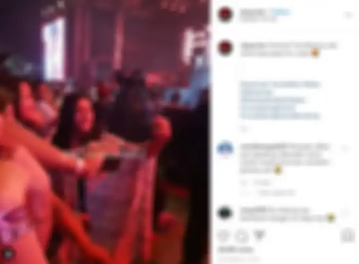 Alleia Anata Irham tengah foto bersama dengan fans Ariel NOAH