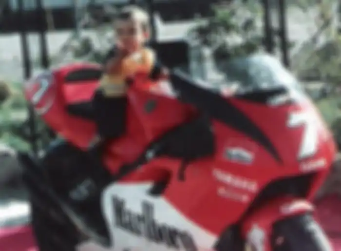 Iker Lecuona bayi saat berpose di atas motor Yamaha milik Carlos Checa.