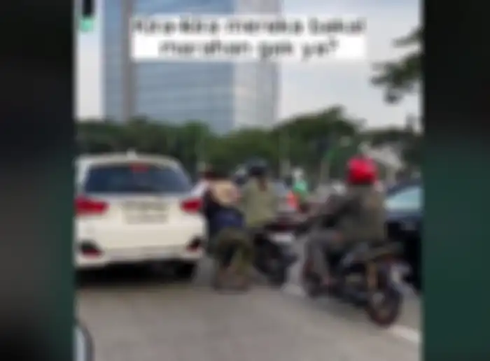 Apes gara-gara ambil barang jatuh di aspal, cowok ditinggal pacarnya di lampu merah.