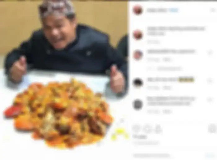 Ciripa sedang memakan kepiting dari restorannya