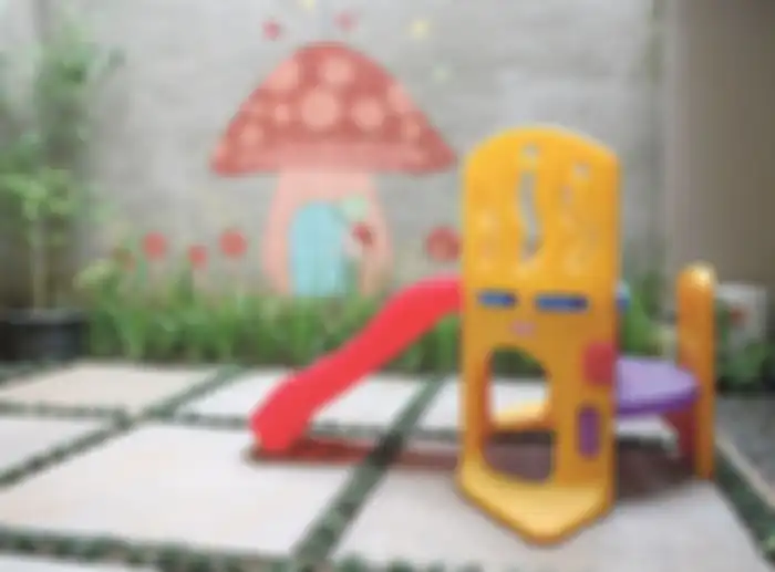 Lantai dibuat dengan perkerasan dengan paduan rumput untuk mencegah kotor.