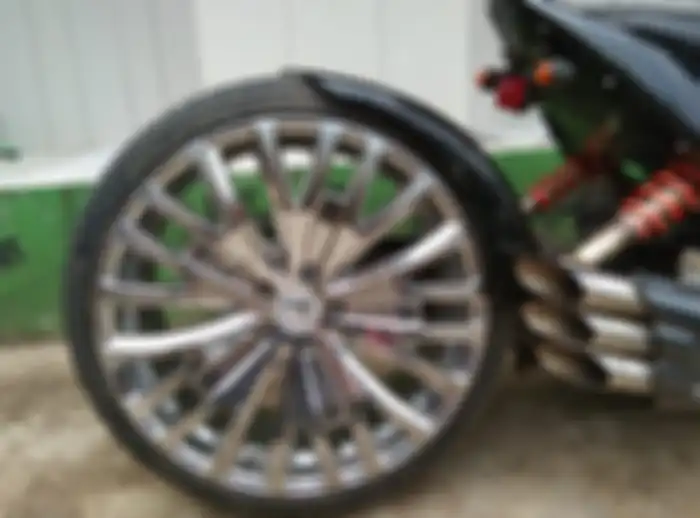 Pelek mobil diameter 19 inchi dibenamkan untuk mendukung konsep awal.