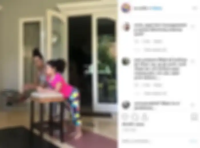 Krisdayanti dan Amora sedang berolahraga