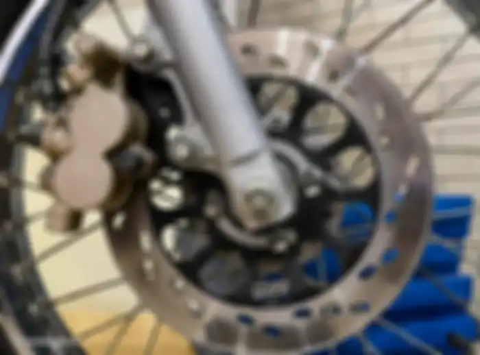 Suzuki RGV 120 pakai rem disc brake depan.