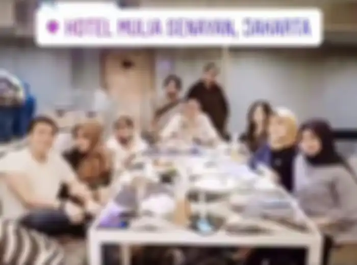 Makan Bersama Ibu Mertua, Posisi Tangan Reino Barack Bikin Warganet Jadi Salah Fokus : ‘Sulit Dikondisikan’