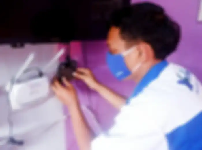 Teknisi sedang melakukan instalasi layanan XL Home di rumah pelanggan yang berada di Kelurahan Airlangga, Kecamatan Gubeng, Surabaya.