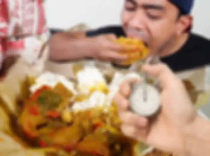 Terkejut dengan aturan makan di warteg 20 menit, netizen pun menyindir Menko Marves Luhut Binsar Pandjaitan melalui foto meme.