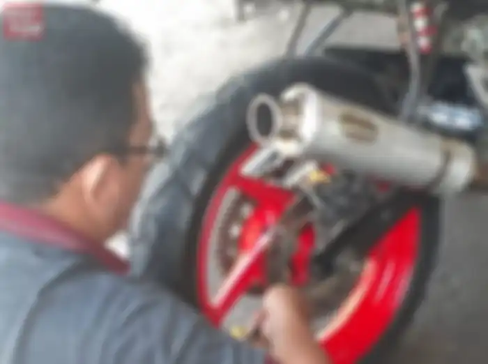 Periksa juga tegangan rantai motor serta pastikan rantai tidak kering
