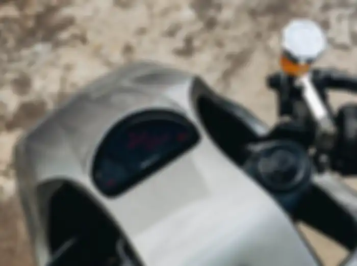 Yamaha Fazer 600 cafe racer, terpasang panel indikator digital merek Motogadget