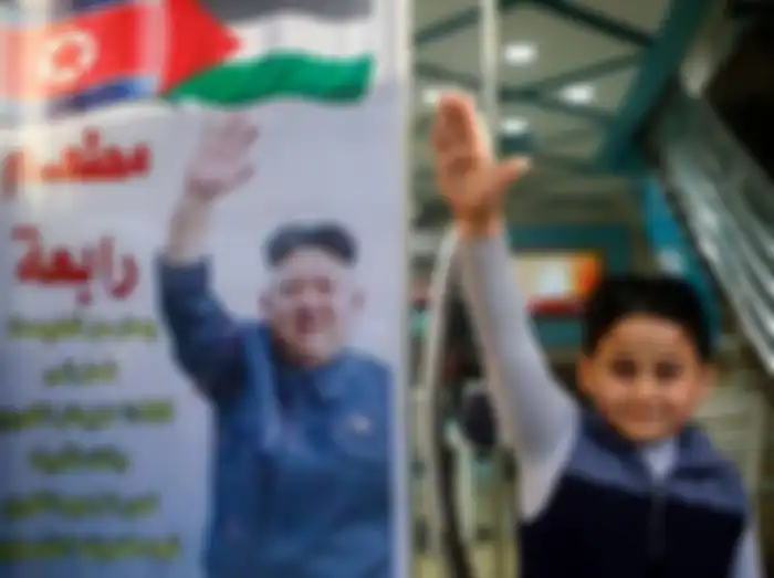 Wajahnya Disandingkan dengan Bendera Palestina, Sosok Kim Jong-Un Melekat di Hati Warga Gaza. Bahkan Warga Korut Diberi Diskon Besar di Restoran