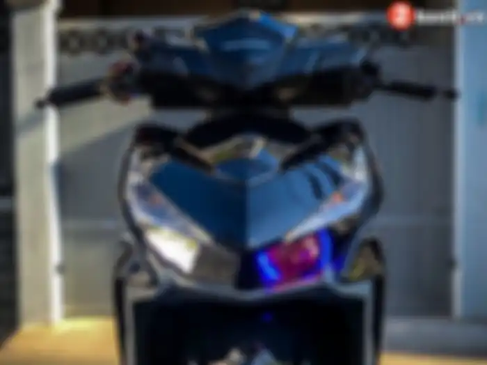 Headlamp dibuat picek dengan penggunaan LED proyektor di sebelah kiri.