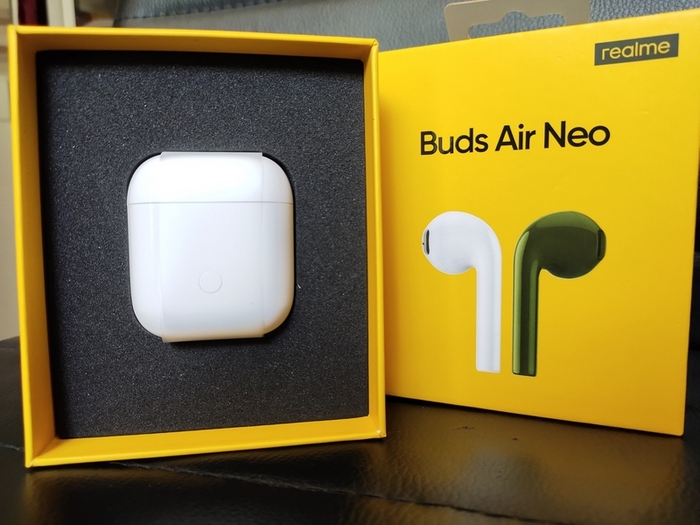 Tampilan Kotak realme Buds Neo saat dibuka