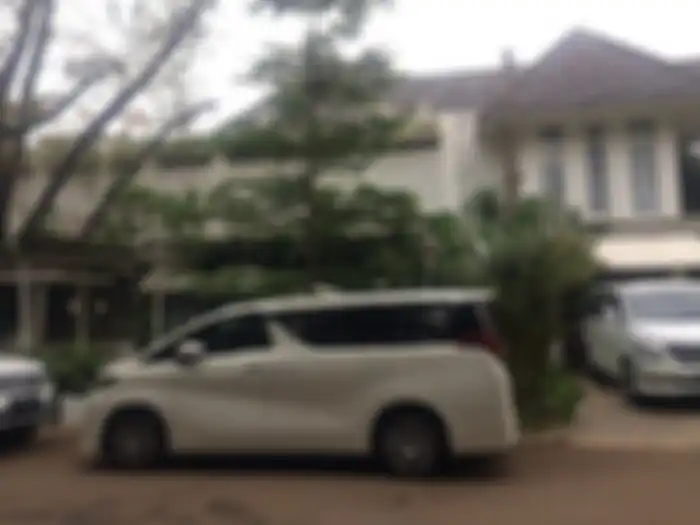 Parkiran Mobil di Rumah Raffi Ahmad