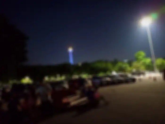 Warga menikmati suasana malam berlatar belakang tugu Monas jam 18:23