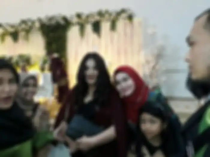 Usai foto bersama kedua mempelai anak Suti Karno, Cornelia Agatha jadi sasaran selfie para tamu unda