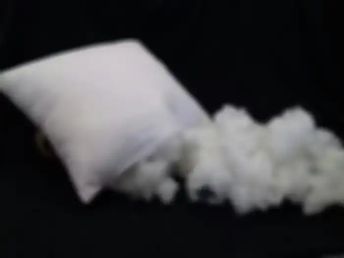 Bantal dengan pengisi dakron yang berkualitas terdiri dari dakron yang dilipat bukan gumpalan. 