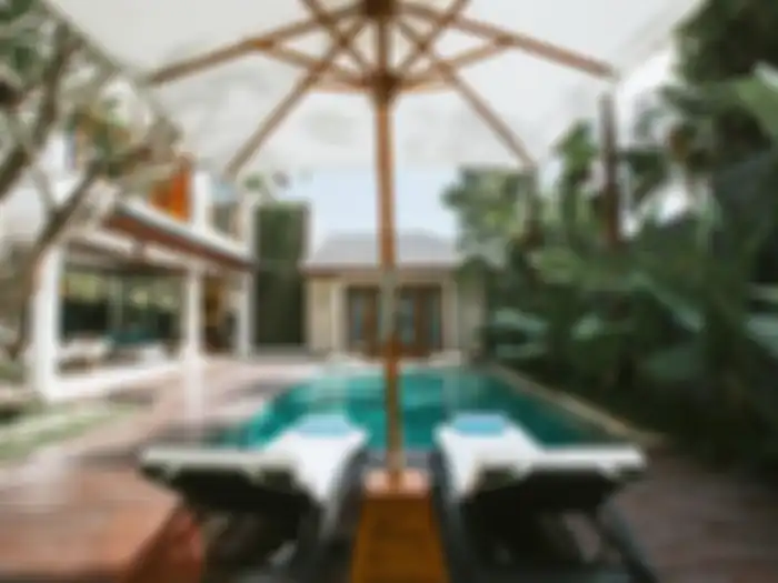 Tempat untuk bersantai di pinggir kolam renang
