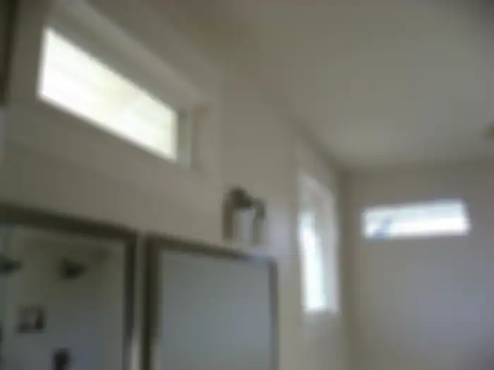 Idealnya, kamar mandi punya jendela sebagai jalur ventilasi sehingga tidak terasa lembab dan panas.