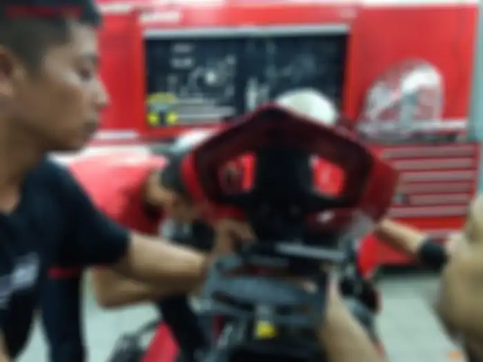 Memasang tail tidy dan lampu sein NRC yang lebih ringkas