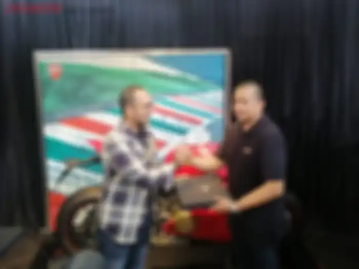 Serah terima Anto dari Ducati Indonesia kepada Benny Meitra
