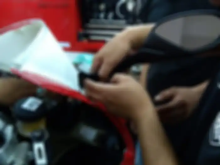 Kaca spion juga tak luput untuk dipasang
