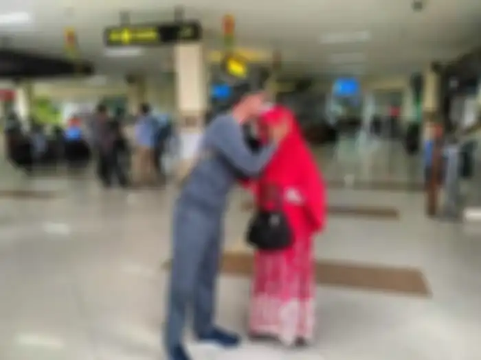 Foto momen cium kening sang Ibu sebelum Aula berangkat ke AS
