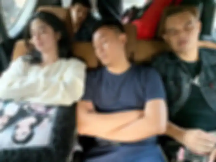 Dewi Perssik tidur