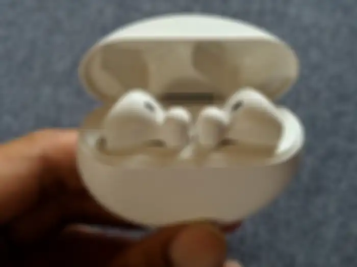 Huawei FreeBuds 3 hadir di dalam kotak charger yang minimalis dan mudah dikantungi