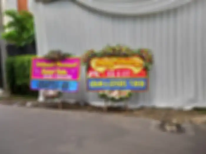 Karangan bunga untuk Cut Tari dan Richard Kevin  di GG. Bambu Kuning, kawasan Cilandak Timur, Jakarta Selatan, Kamis (12/12/2019).
