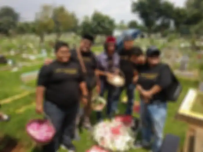 Para pemain Akhir Kisah Cinta, Rano Karno, Mandra, Suti Karno, Rey Bong, Ahmad Zulhoir Mardia, hingga Salman Alfarizi, datang berziarah ke makam Benyamin Sueb di TPU Karet Bivak, Jakarta Pusat, Selasa (7/1/2020).