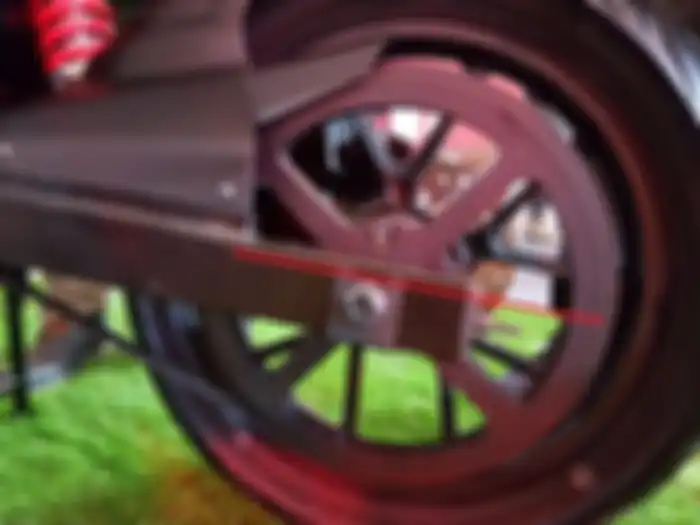 Batas ketinggian air hanya sebatas swing arm motor listrik.