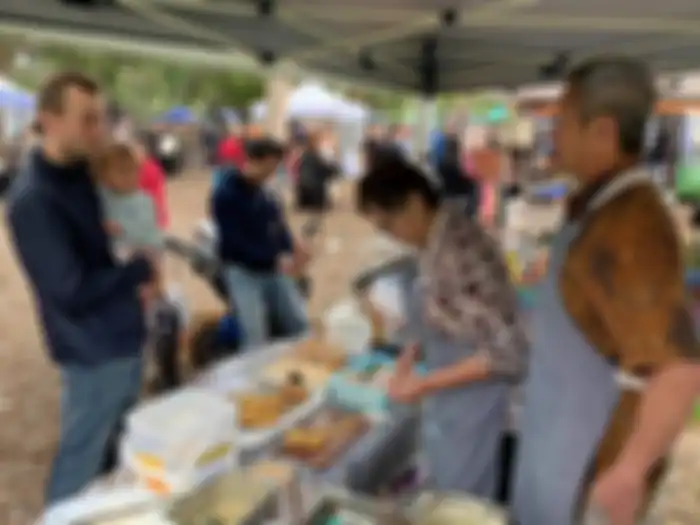 Sinta Santoso dan suaminya Sugeng sudah 15 tahun menjual tempe goreng di pasar hasil pertanian di Australia